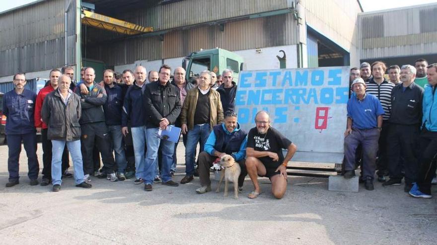 Los trabajadores de Fahime, concentrados ayer delante de la empresa.