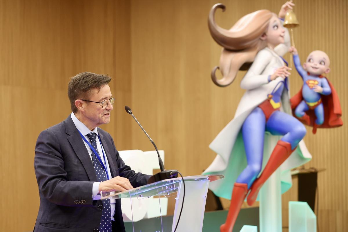 El Hospital Clínico recibe el ninot de "Hope" El Hospital Clínico recibe el ninot de "Hope"