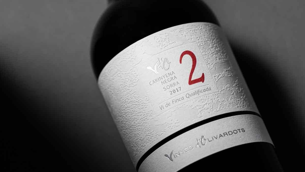 Detall de l'ampolla del vi Vd'O 2, reconegut com un dels Premis BBVA als Millors Productors Sostenibles 2025.