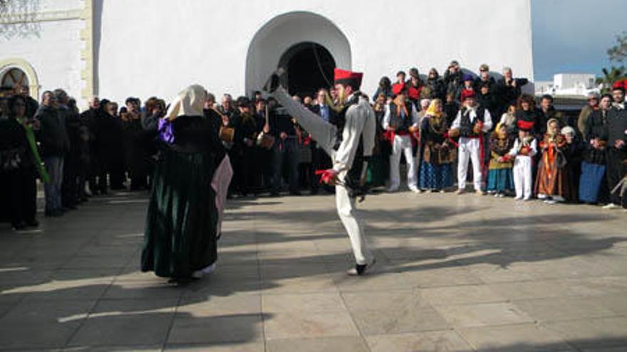 El ´ball pagés´ fue seguido por un numeroso público ayer en la plaza de la Constitució de Sant Francesc.