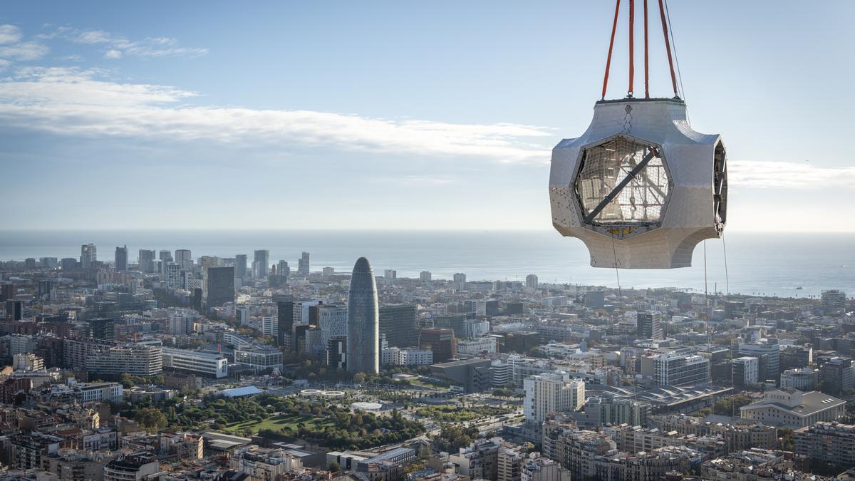 Colocan el elemento central de la cruz que corona la Sagrada Familia de Barcelona