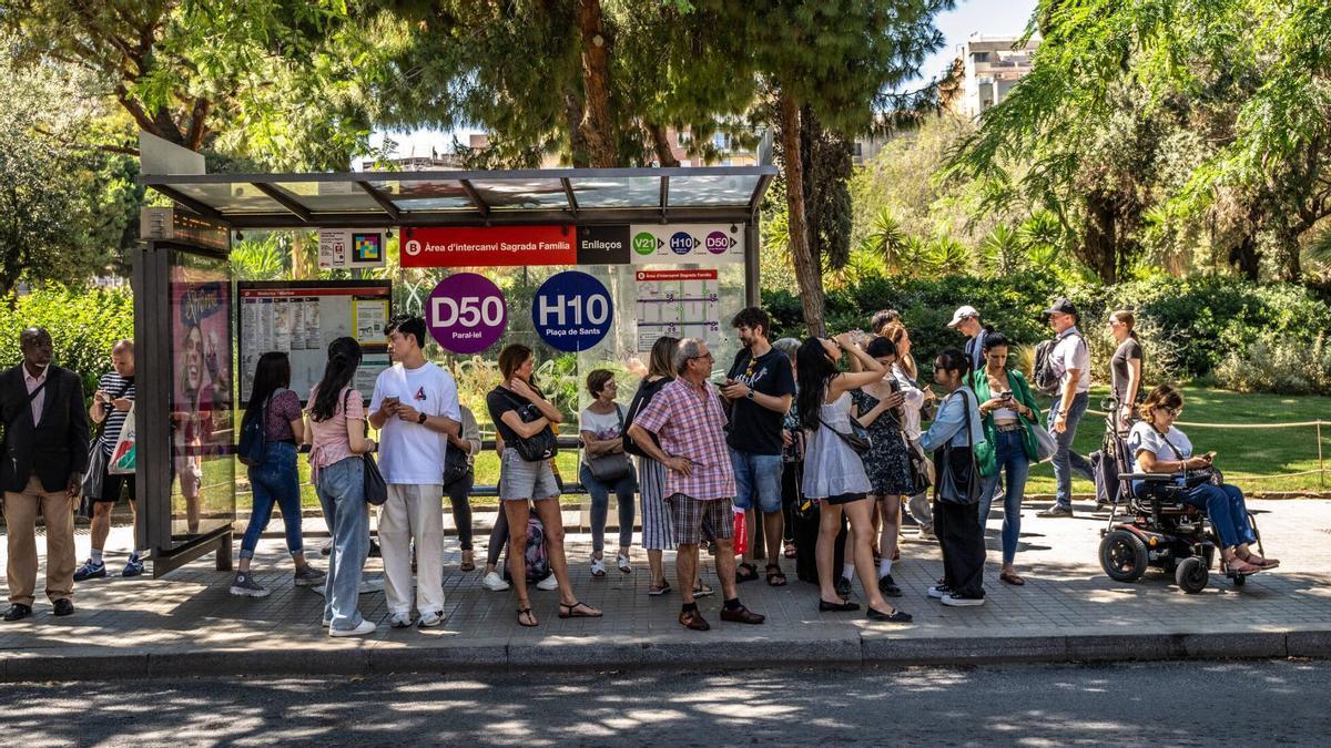 Personas esperando en una parada de bus en Barcelona. Imagen de archivo.