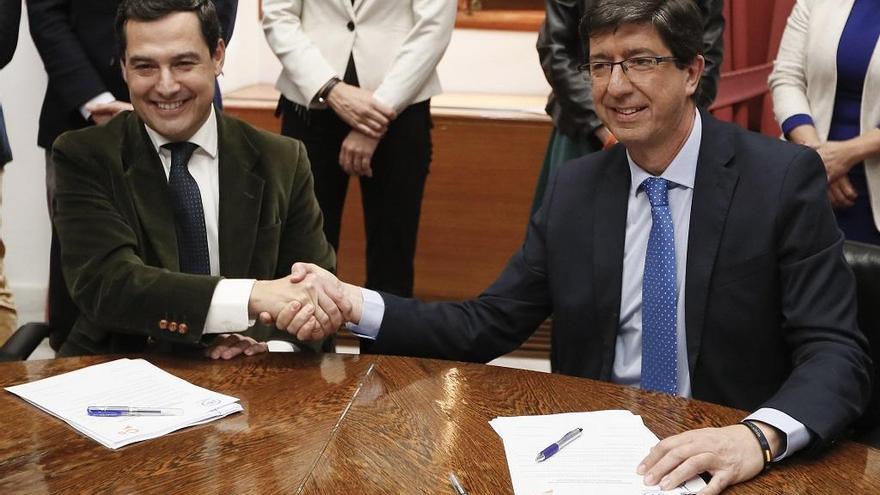 Juanma Moreno y Juan Marín tras firmar el acuerdo de gobierno.