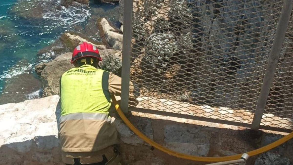 Un bombero de la Diputació de Castelló trabajando para apagar el fuego.