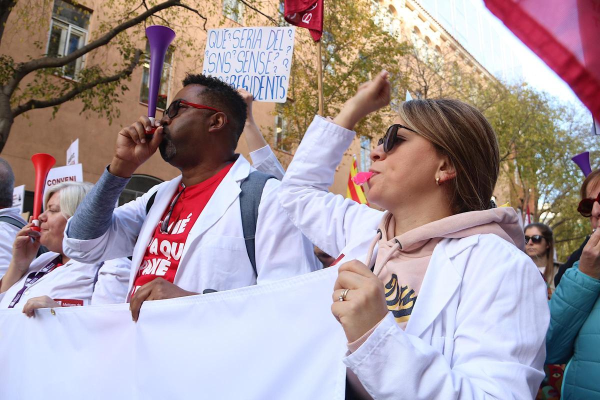 El metge de Blanes, Javier O'Farrill, amb un xiulet en la manifestació d'aquest dimecres a Barcelona.