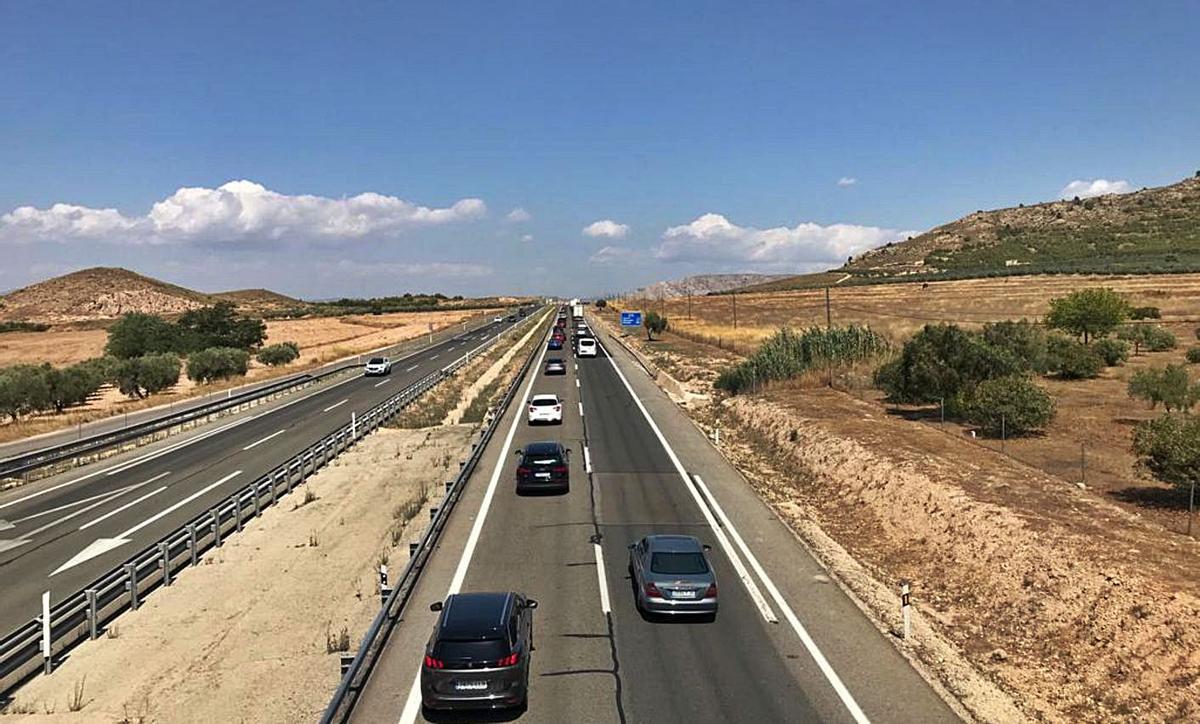 Las retenciones y el tráfico lento son habituales durante los días festivos entre Elda y Villena. | ÁXEL ÁLVAREZ