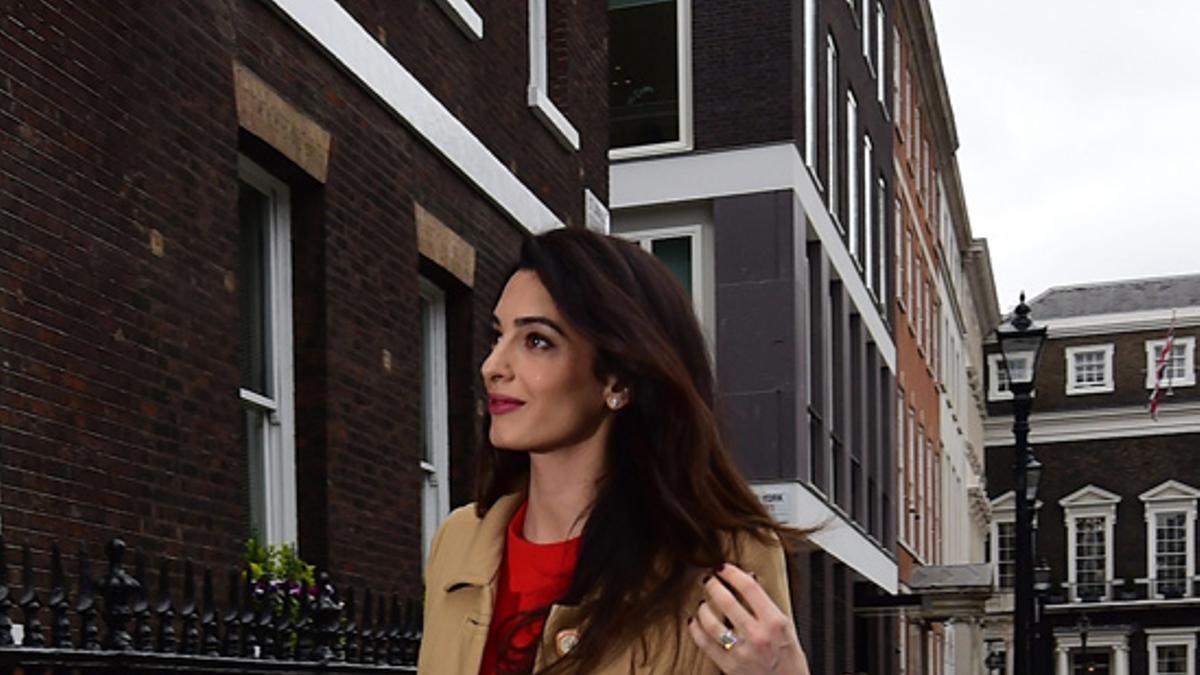 El impecable look de Amal Clooney con diseños vintage