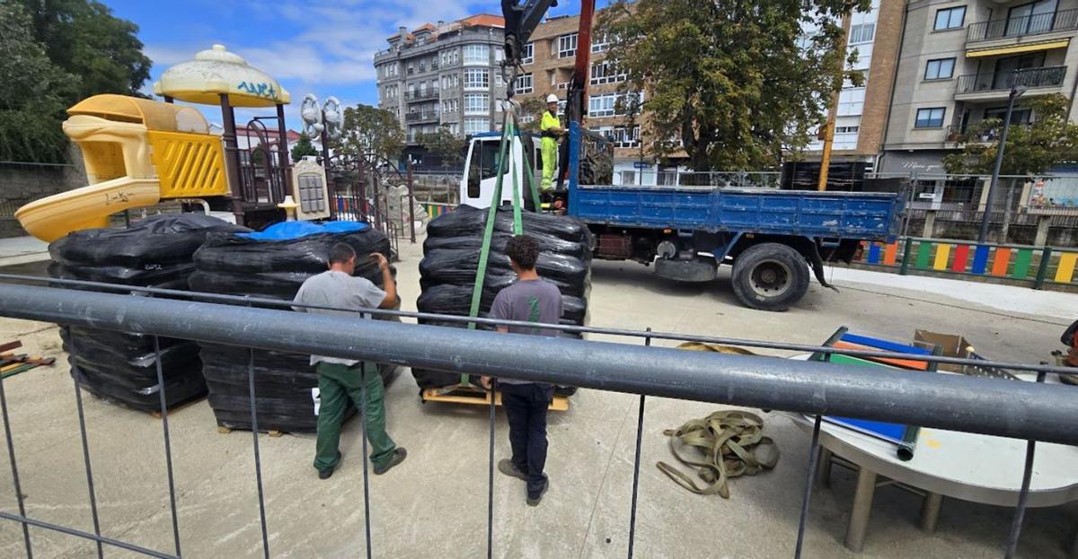 Los operarios, descargando el material necesario para la reforma del parque infantil, ayer. | // M. MÉNDEZ