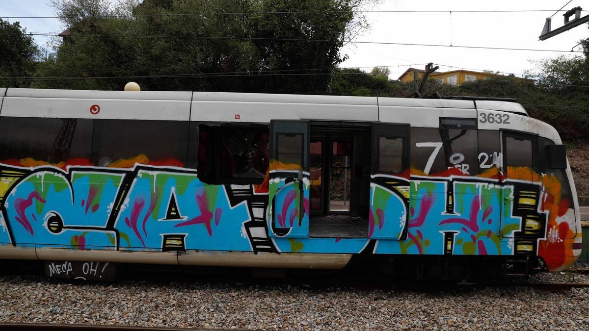 Grafitis en un tren de Feve.