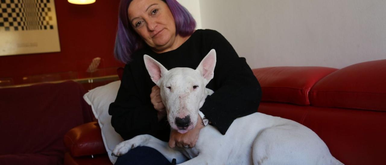 Arantxa Hernández López con su perra Kiraz, adoptado hace un año y que le ayuda a buscar la felicidad, que es lo que significa su nombre en ruso.  | RICARD CUGAT