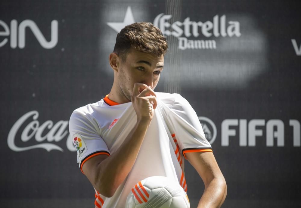 Munir, presentado con el Valencia CF