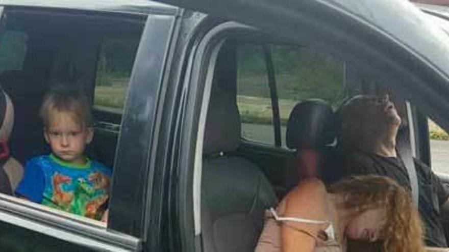 Detenida una pareja inconsciente por sobredosis con su hijo en el coche