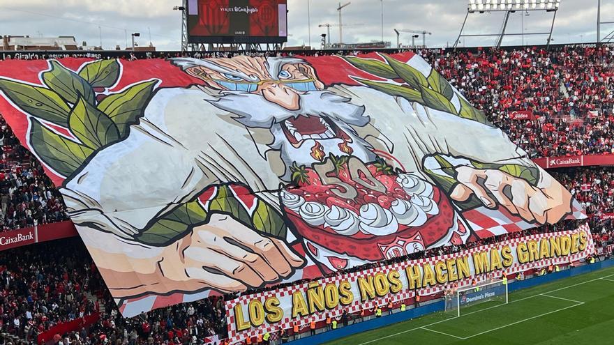 Así ha sido el tifo del Sevilla FC en El Gran Derbi: "Los años nos hacen más grandes"