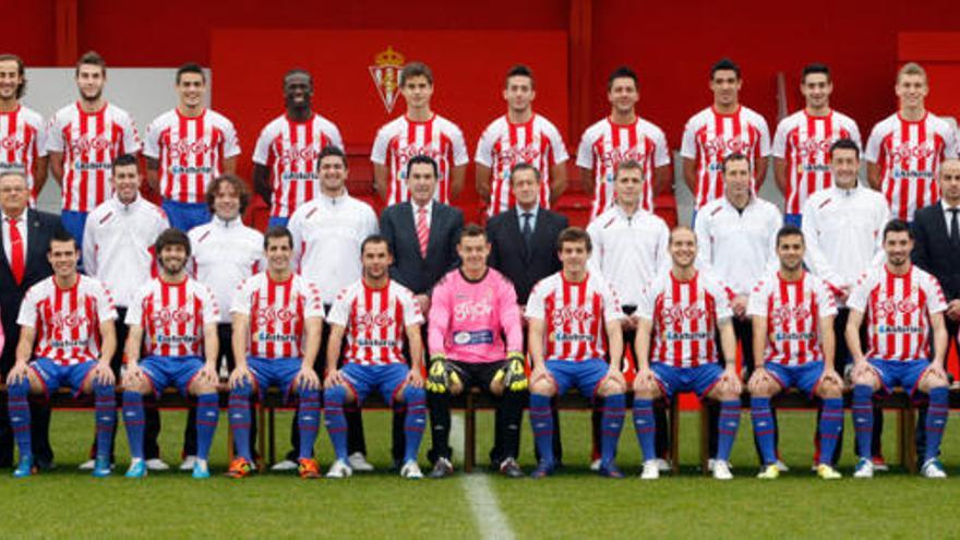 La plantilla del Sporting B posa para la foto oficial de la temporada 2011-12. | j. j.