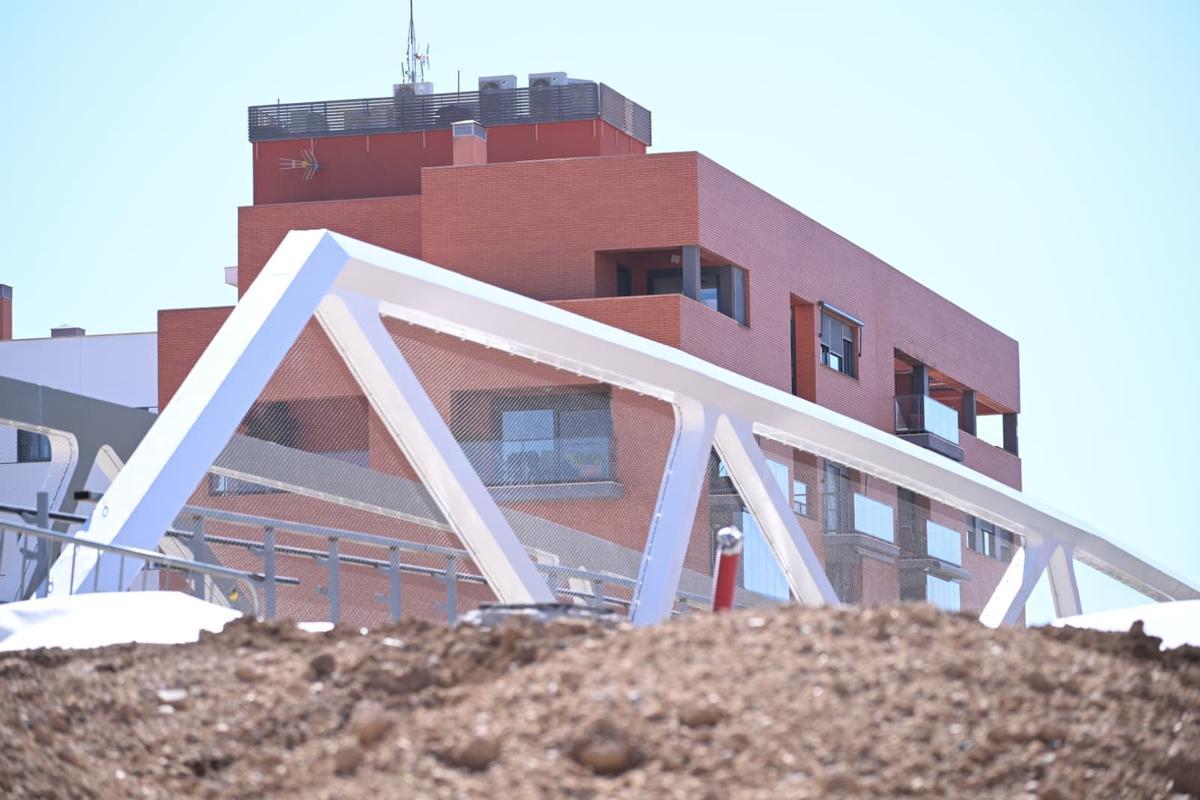 La proximidad con algunas viviedas de la pasarela de Altabix en Elche ha obligado a panelar algunas partes para evitar pérdida de privacidad de los vecinos