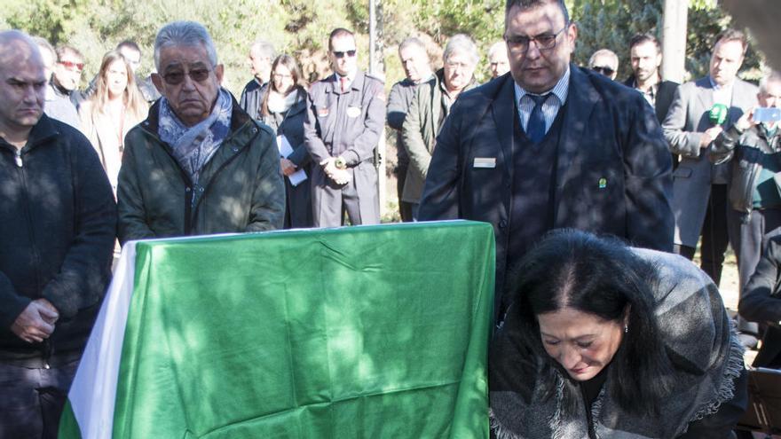 La hermana de Caparrós, en la tumba del fallecido.