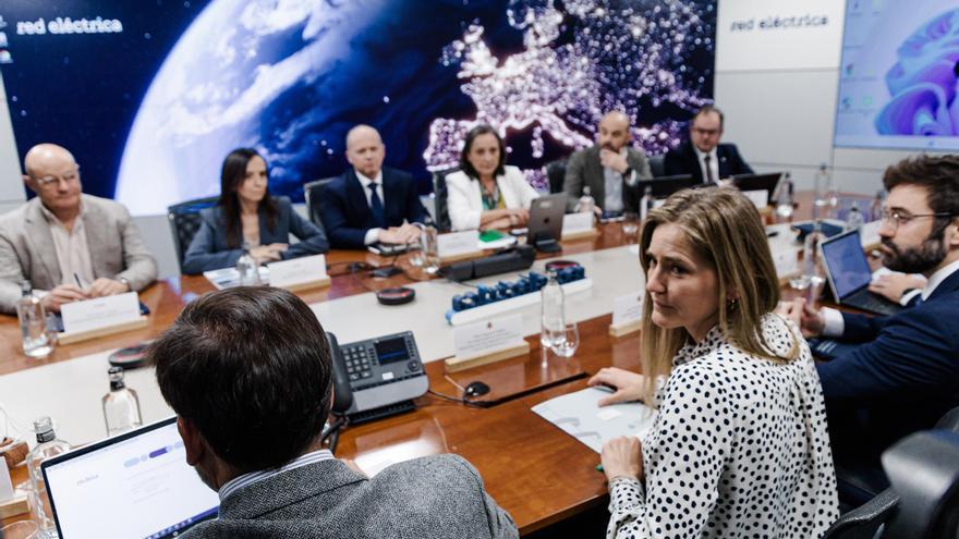 Sara Aagesen y la presidenta de Red Eléctrica, Beatriz Corredor, en la reunión para el análisis de la crisis eléctrica, este sábado.
