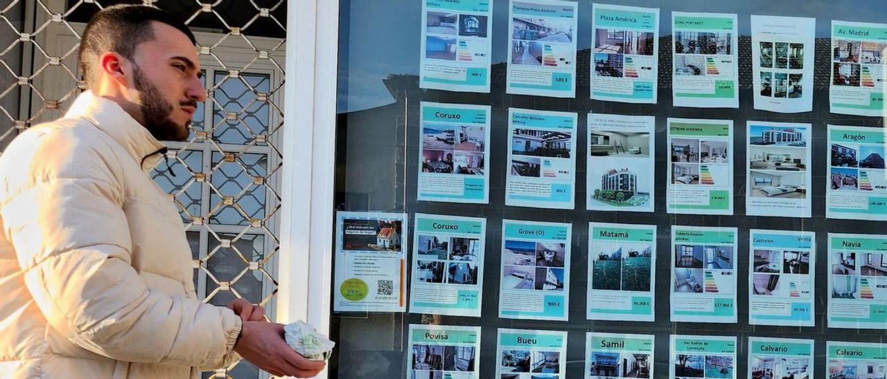 Escaparate de una inmobiliaria de Vigo, con anuncios de pisos.