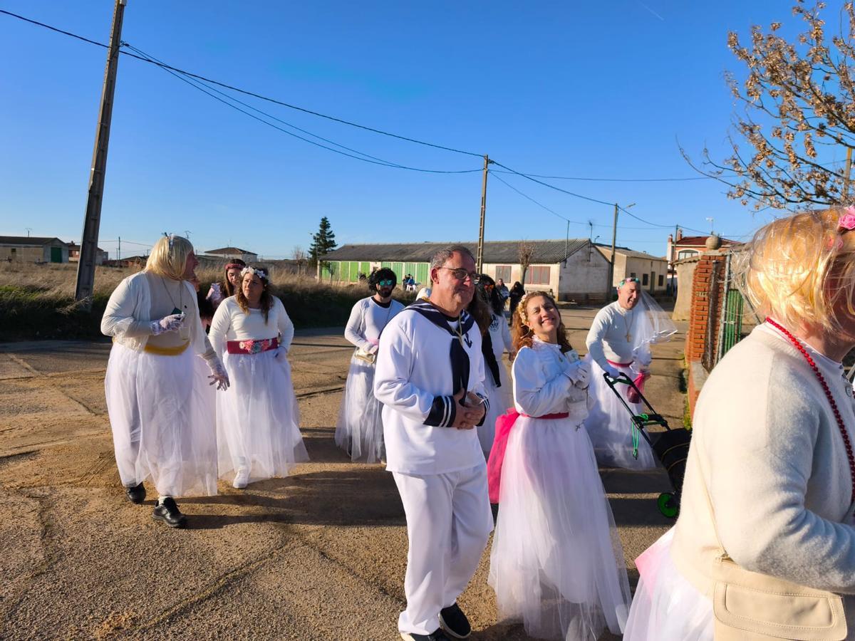 El Antruejo de Espigas recorre las calles de Villalube