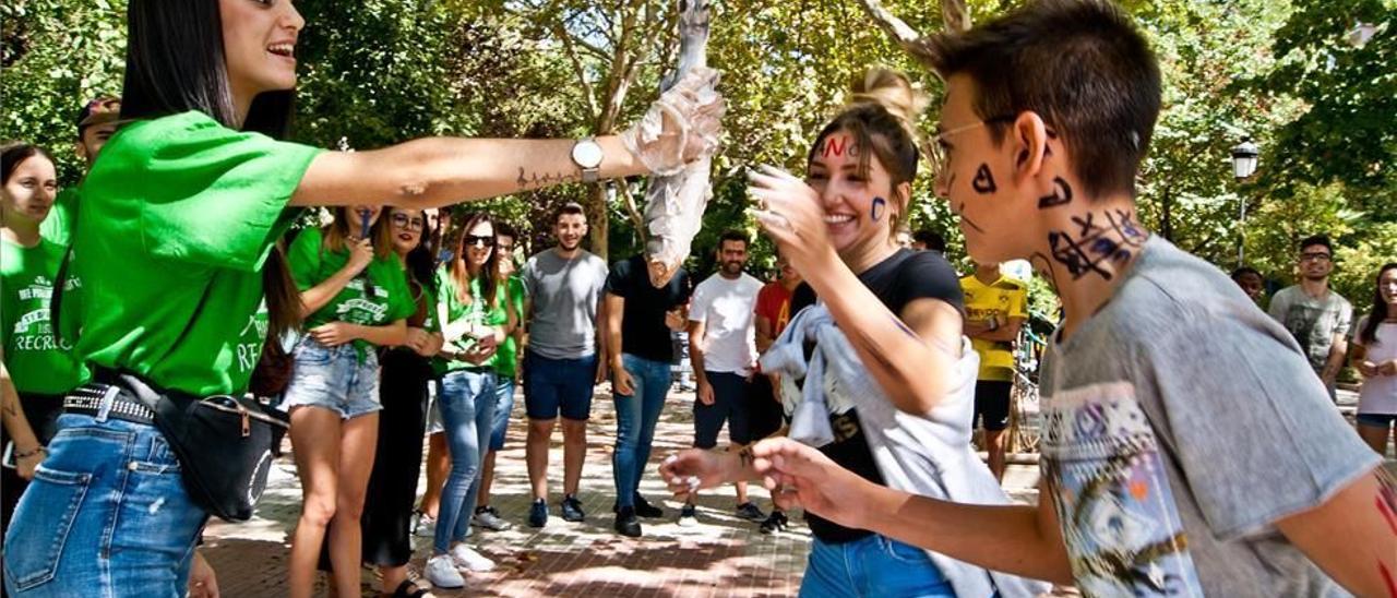 Unos jóvenes durante una novatada universitaria