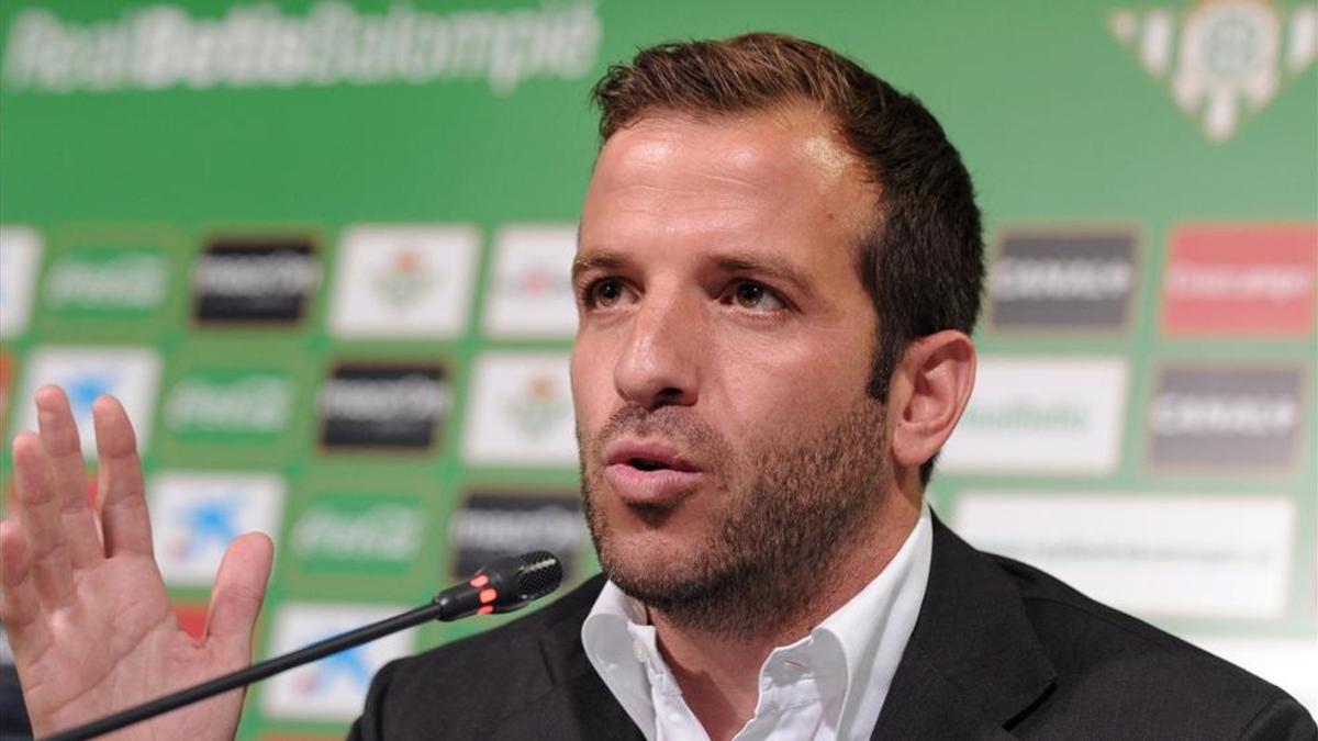 La trayectoria de Van der Vaart sigue en claro descenso