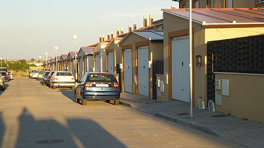 Imagen de las viviendas que conforman la urbanización «El Frailón» de Roales.