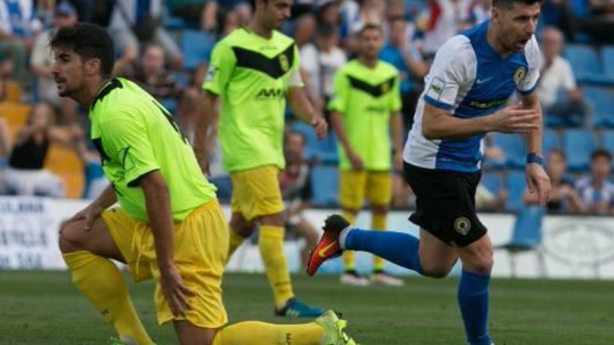 Javi Flores, nada más marcar el primero de sus dos goles ante el Eldense.