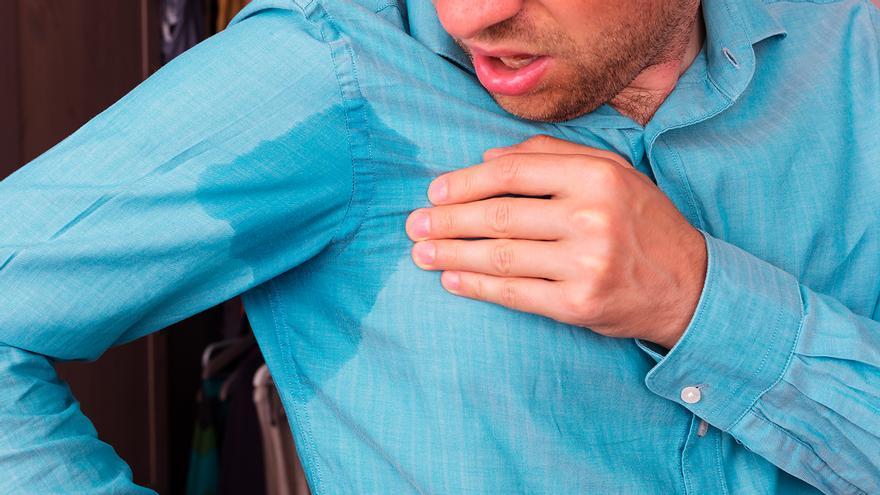 El truco para evitar que salgan manchas de sudor en las axilas o la espalda de tu camisa este verano