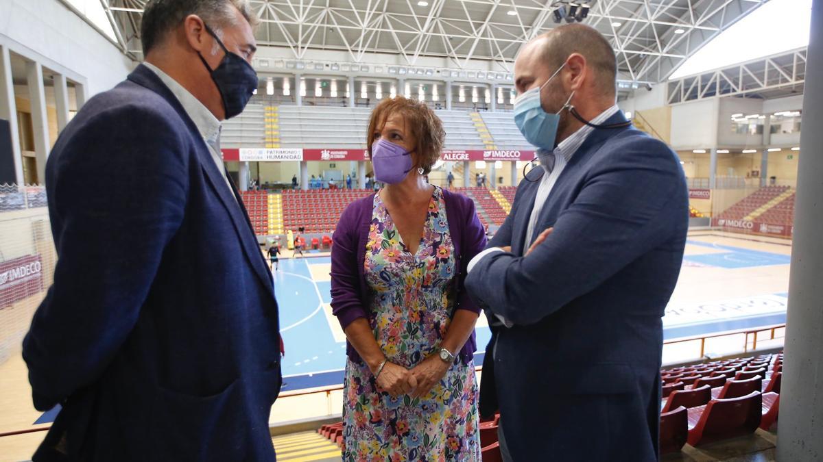 Manuel Torrejimeno, Francisca Suárez y Bernardo Jordano, en el pabellón Vista Alegre.