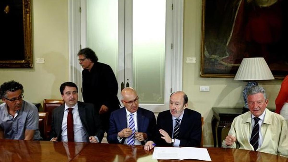 Representantes de los partidos de la oposición firman el compromiso, en el Senado.