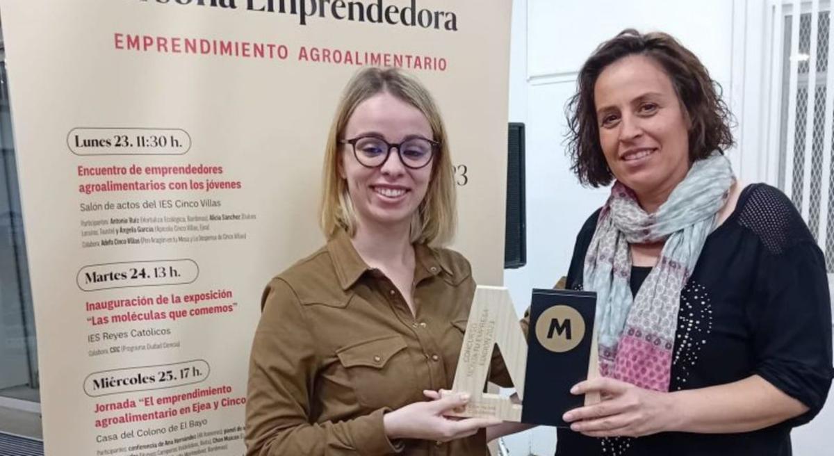 Andrea Rodríguez entregó el premio a Chon Maicas, de Cuquigalletas. |  