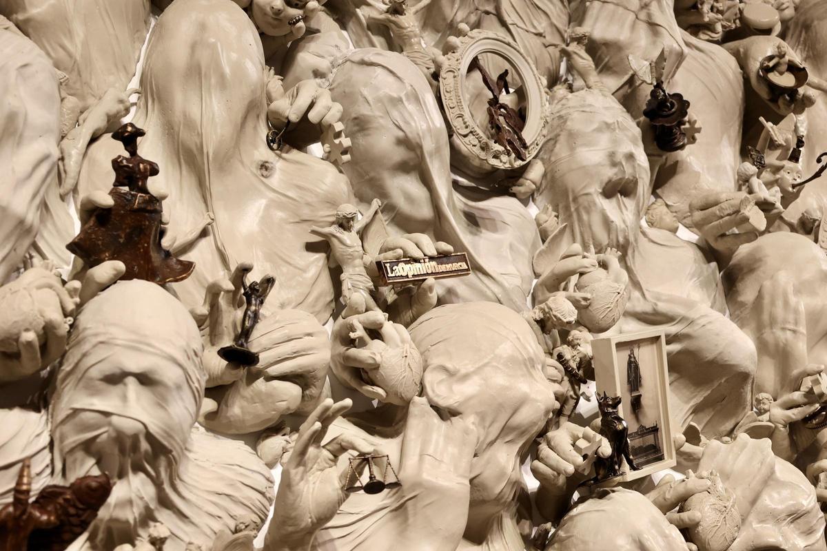 La Opinión de Murcia, representada en la obra de Rico tras las manos del periodista Ángel Montiel