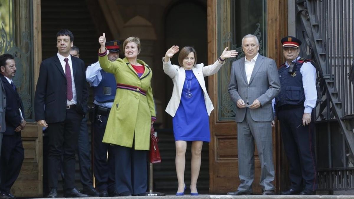 Carme Forcadell y Anna Simó, antes de entrar en el TSJC para declarar, este lunes.