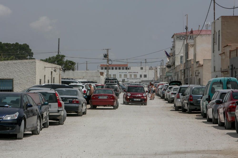 La dificultad de aparcar en las playas de Elche.