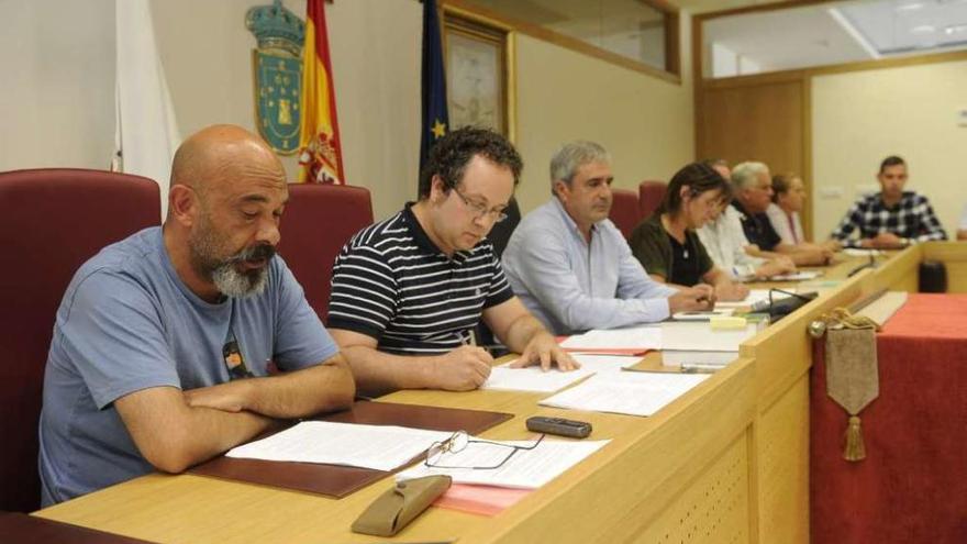 Parte de la Corporación municipal, durante un pleno en Carral.