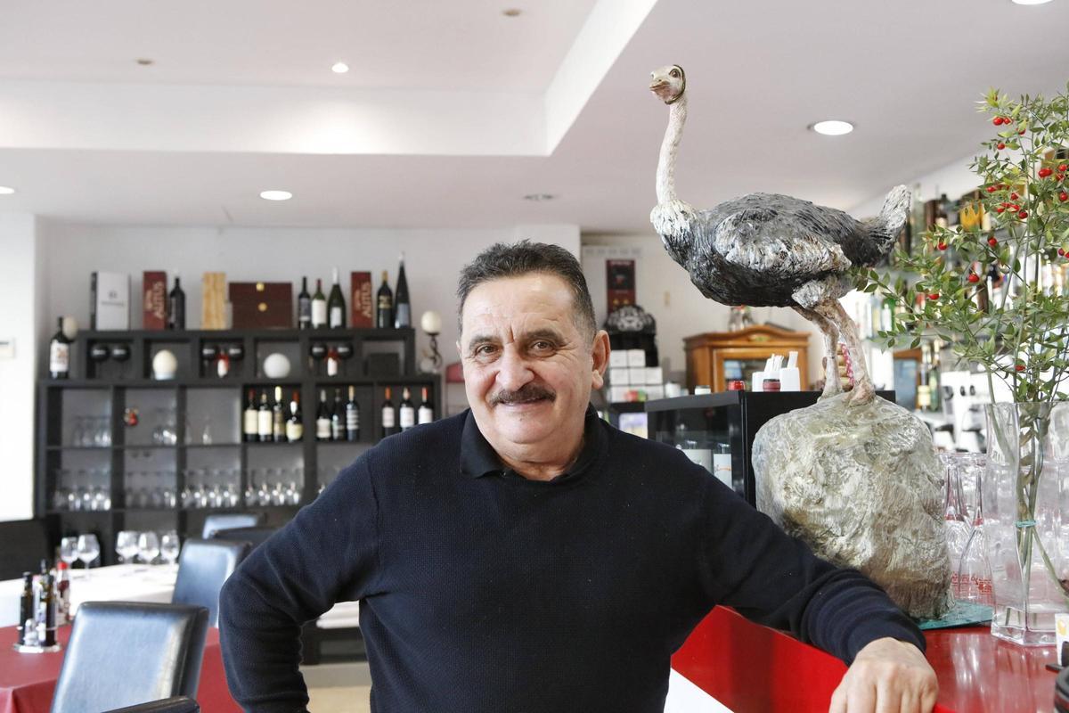 Pedro Risco und sein Liebligsvogel im Ca'n Pedro.