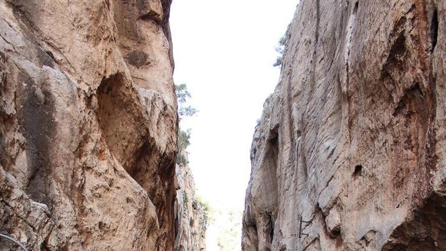 Visitantes realizando el recorrido por el Caminito de Rey.