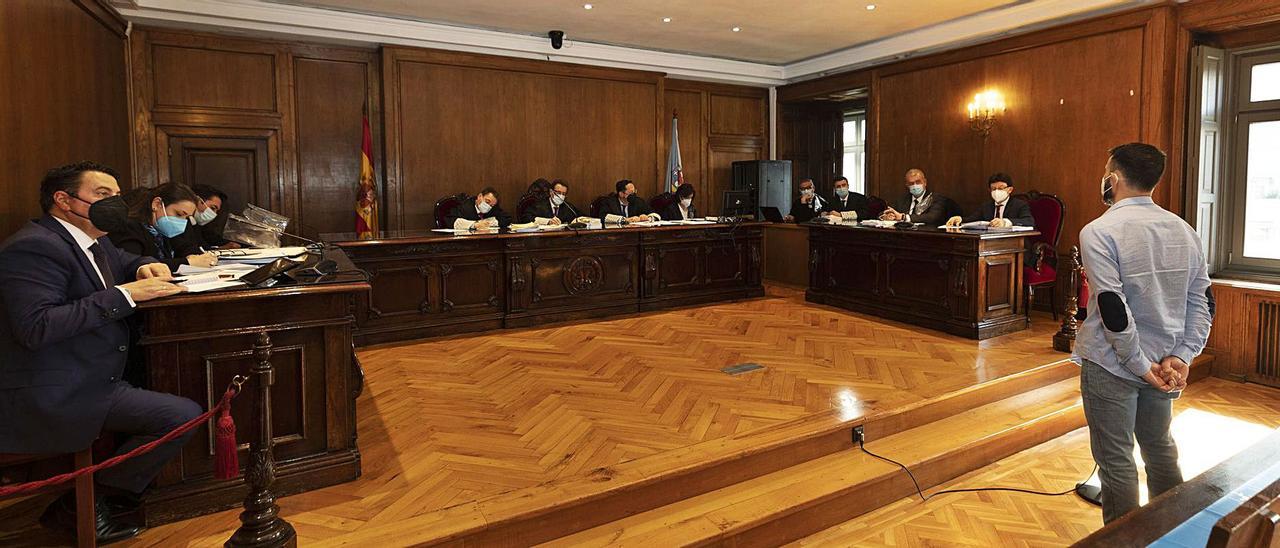El primero de los testigos declara ayer ante el tribunal de la Audiencia de Pontevedra.