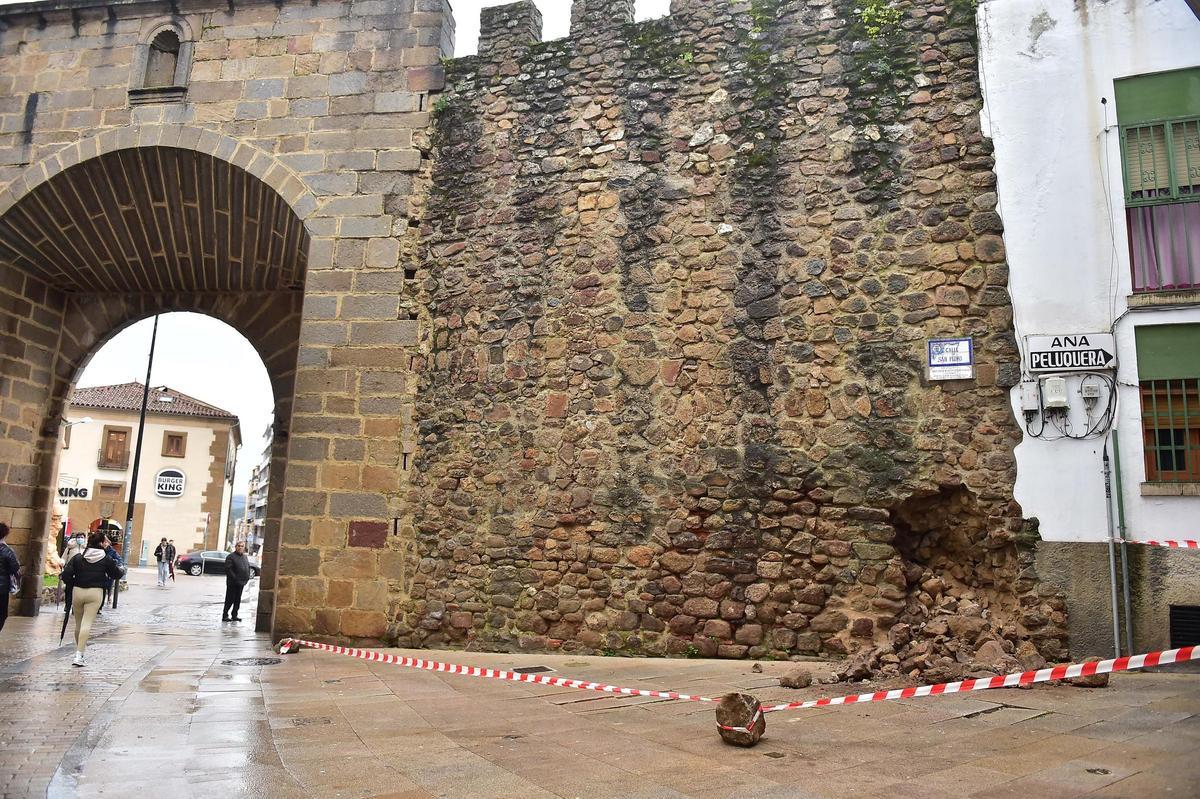Fotogalería | Derrumbe de parte de la muralla de la puerta del Sol de Plasencia Fotogalería | Derrumbe de parte de la muralla de la puerta del Sol de Plasencia