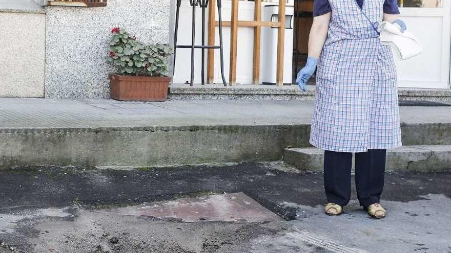 La propietaria de la cafetería que denuncia la acumulación de polvo.