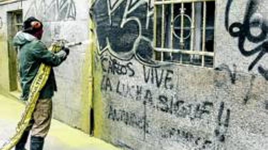 La crisis se alía con la proliferación de grafitis en la zona centro de la ciudad