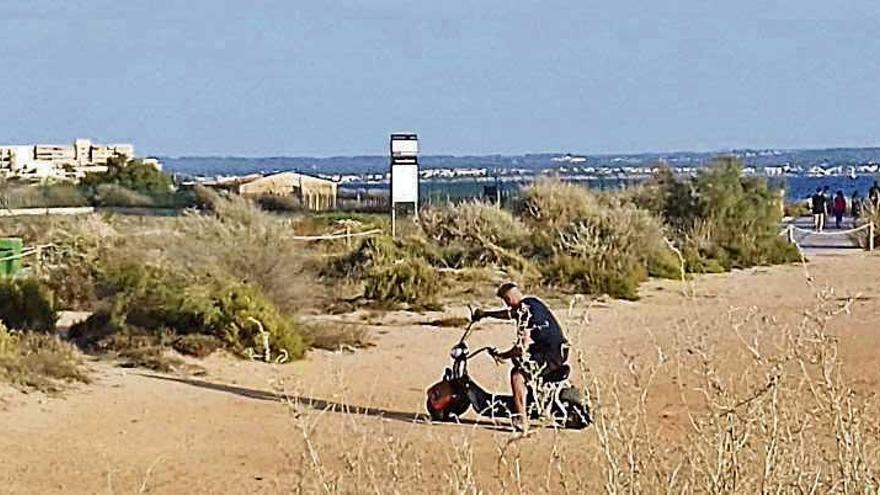 Exigen más vigilancia en es Carnatge tras  la invasión de motos