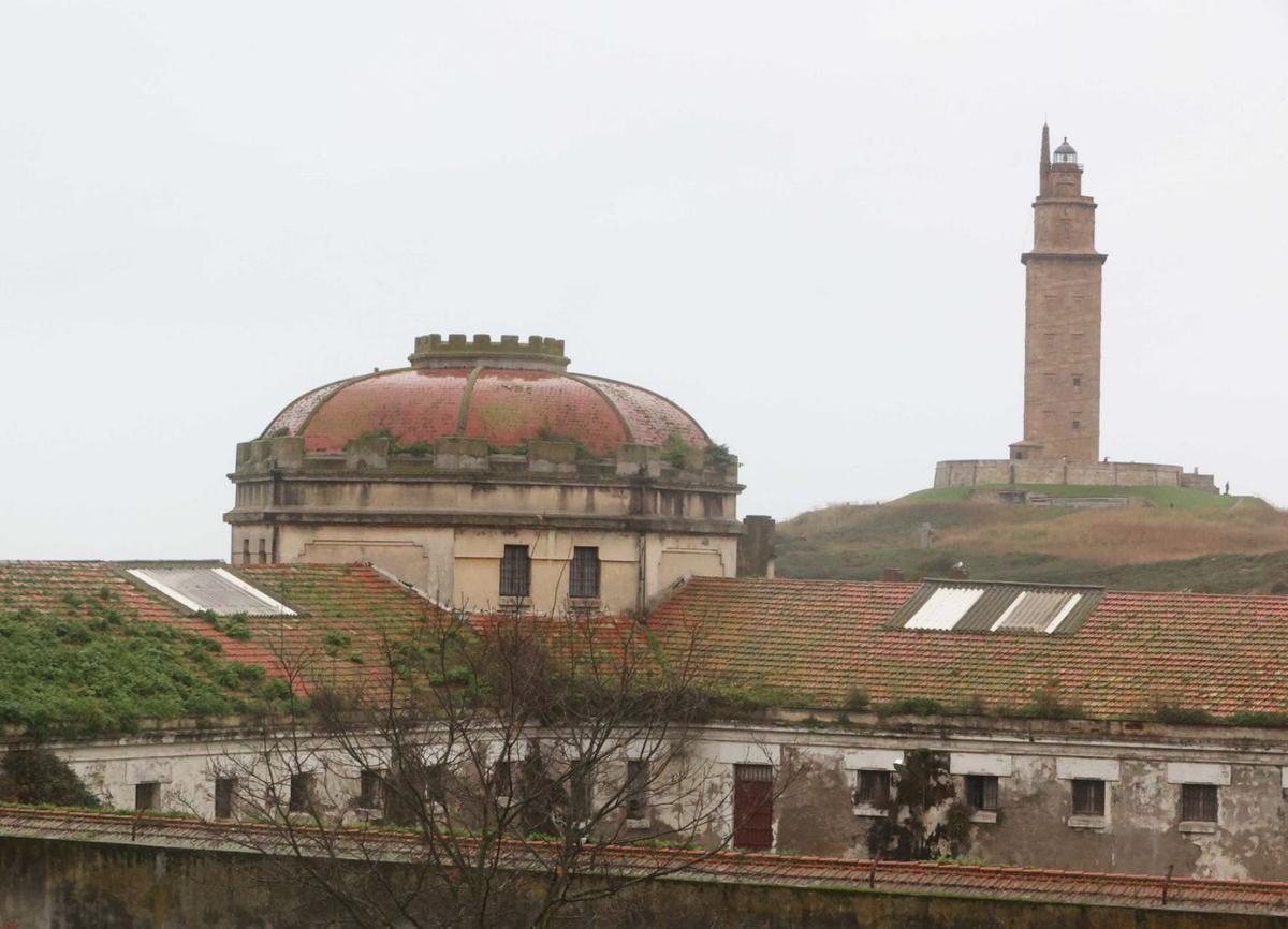 Los tejados de la antigua prisión provincial, con la Torre al fondo. | Iago López