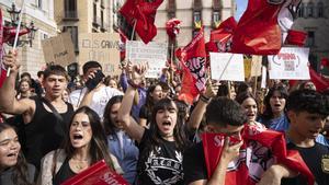 Huelga de estudiantes por la nueva selectividad. Guillem Prieto, portavoz del Sindicat d'Estudiants, explica los motivos de la movilización.