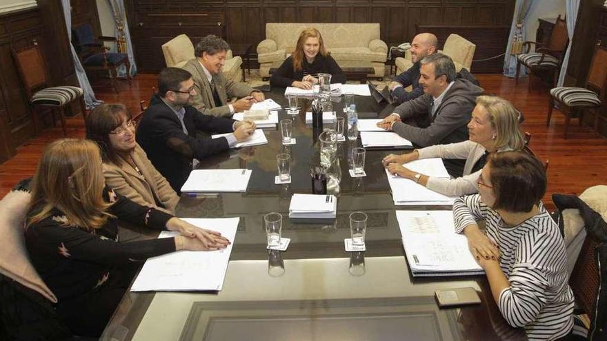 Reunión de la comisión de Facenda, con la edil Eugenia Vieito en el centro, ayer en el Palacio de María Pita.
