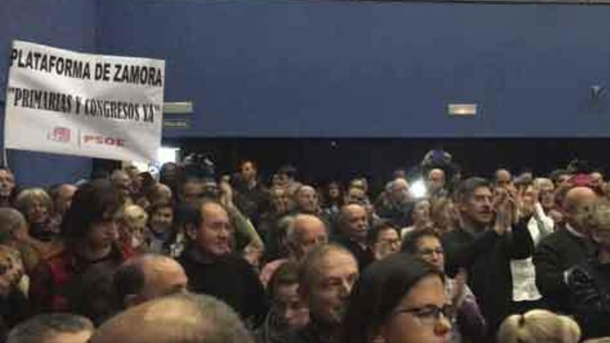 Militantes zamoranos durante la reunión con Odón Elorza.