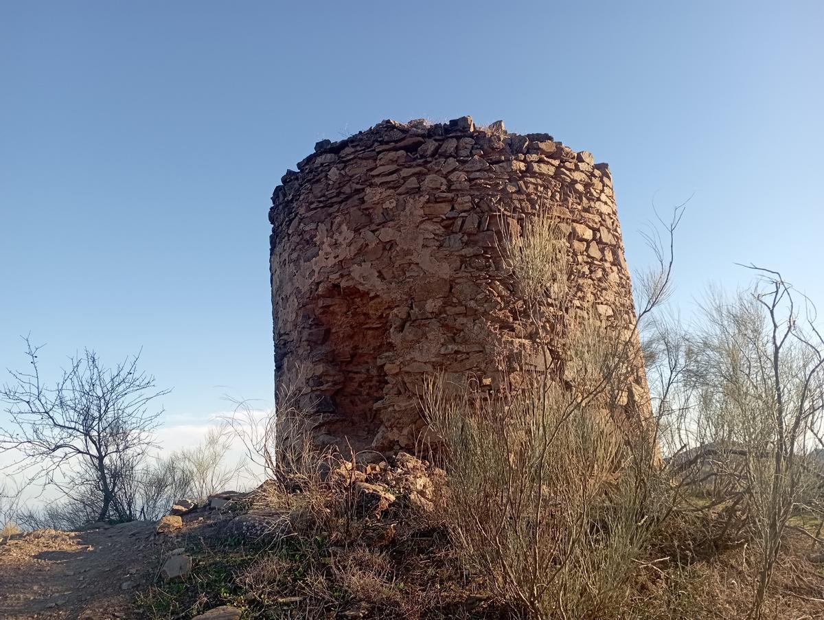 La otra cara de la torre de los Verdiales, con un importante desplome y restos del mortero de cal.