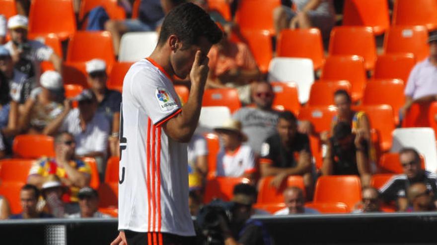 José Luis Gayà tuvo que retirarse del partido por un golpe de calor.