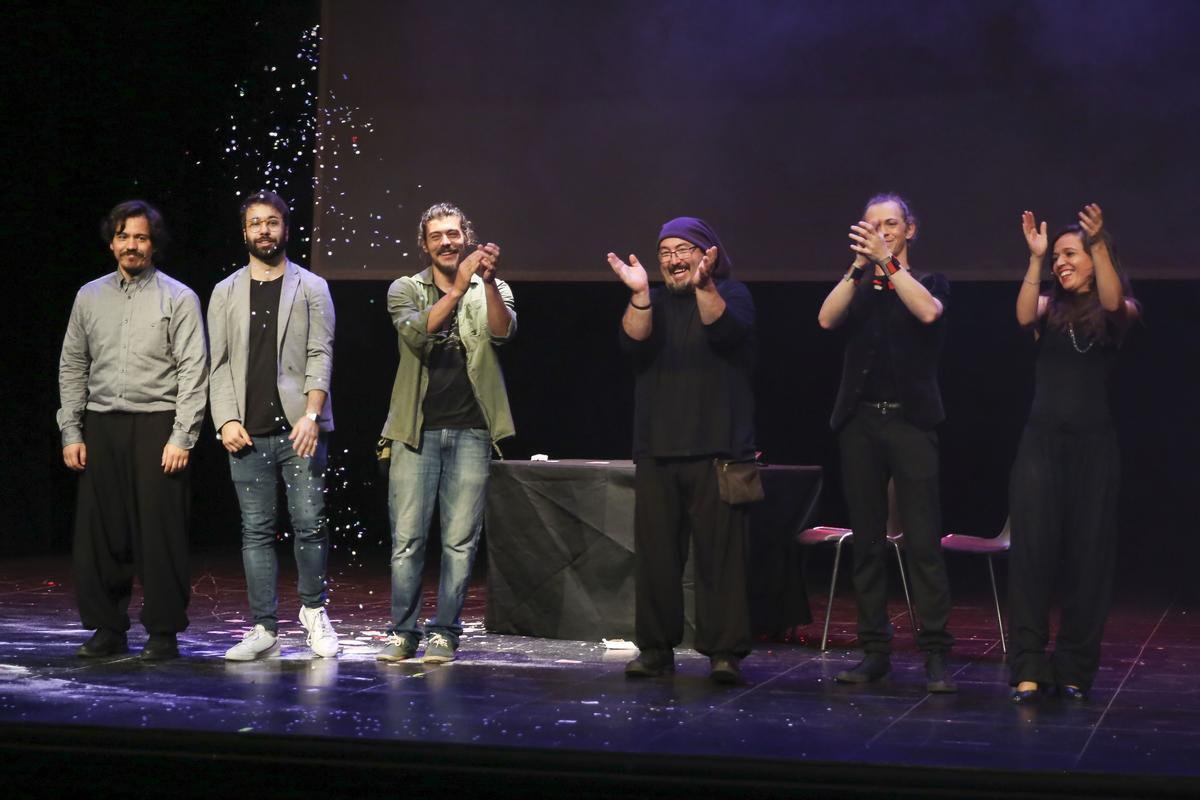 Miguel Muñoz, Pere Rafart, Mario López, Dani DaOrtiz, Felix Guyonet y Celia Muñoz devuelven con aplausos, la ovación recibida por los presentes en la Gala de Cerca.