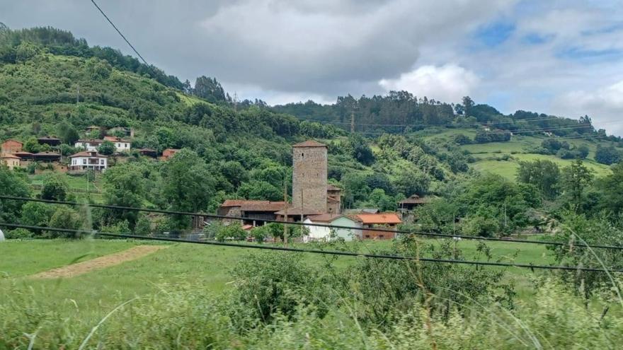 La Torre de Villanueva, que se alza sobre el paisaje de la localidad del mismo nombre de Grado. | P. T.